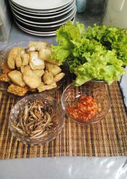 tempe tahu teri goreng, sambal bawang,lalapan menggugah selera.