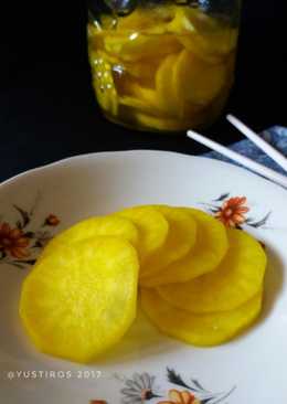 Danmuji (yellow pickled radish) atau acar lobak korea