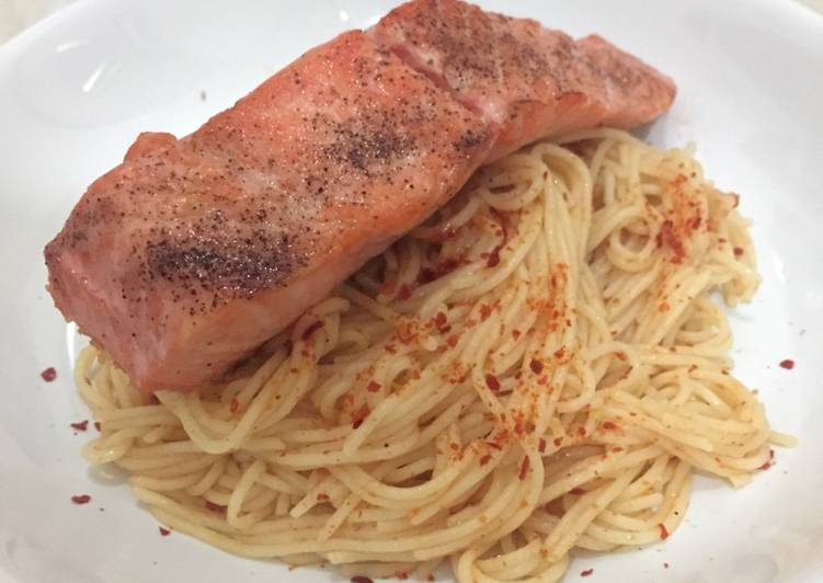 bahan dan cara membuat Spaghetti Aglio Olio with Grilled Salmon