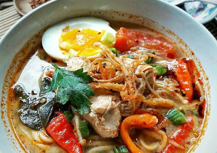 bahan dan cara membuat Tom Yum Gai Nam Khon  Noodles