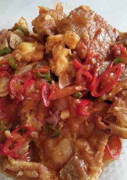 Telor dadar bakso saus tiram pedas