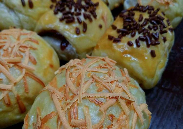 bahan dan cara membuat Molen /bollen pastry pisang keju coklat