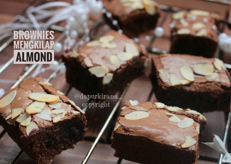 resep lengkap untuk Brownies Mengkilap Almond (tutorial)