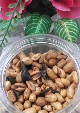 Kacang goreng daun jeruk