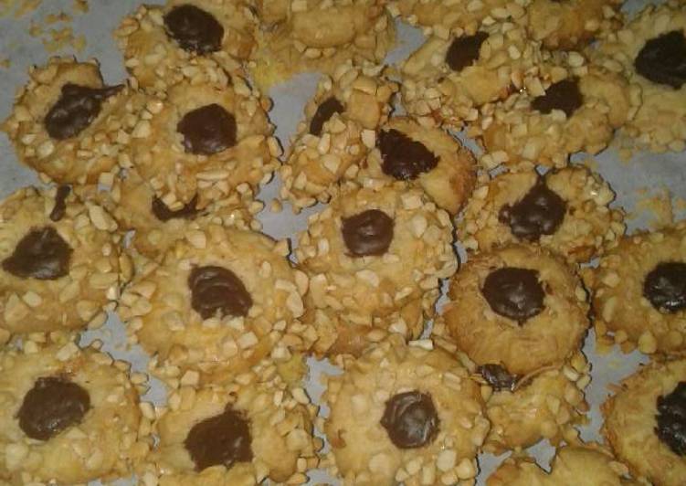 bahan dan cara membuat Peanut choco thumbprint cookies