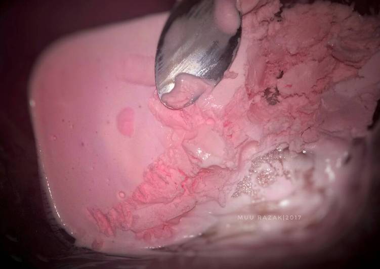 Resep Ice cream rasa strawberry By Muu Kitchen's