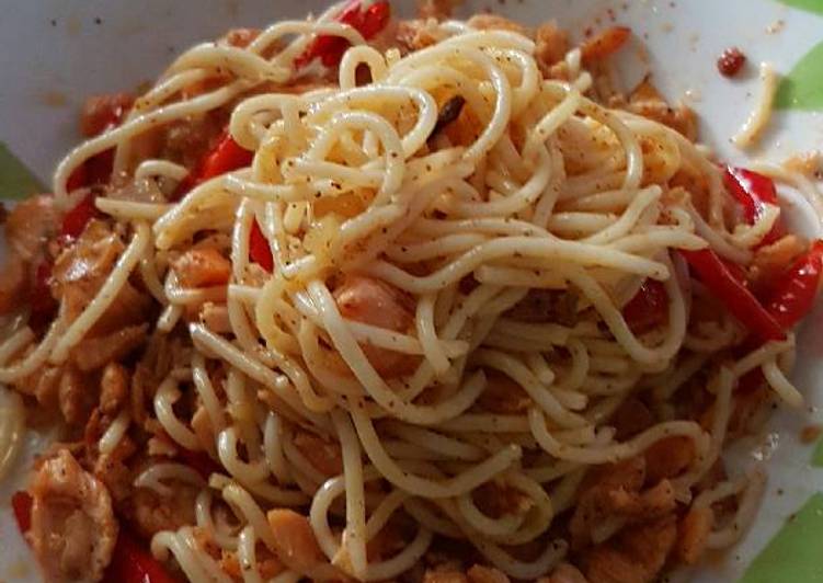 gambar untuk cara membuat Spaghetti aglio olio with salmon