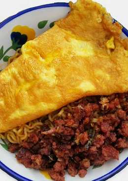 Mie goreng kornet pedas dengan omelete keju