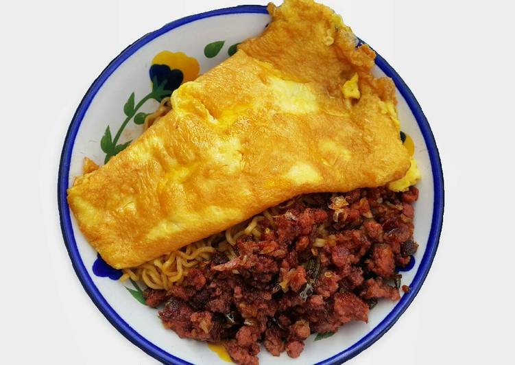 cara membuat Mie goreng kornet pedas dengan omelete keju