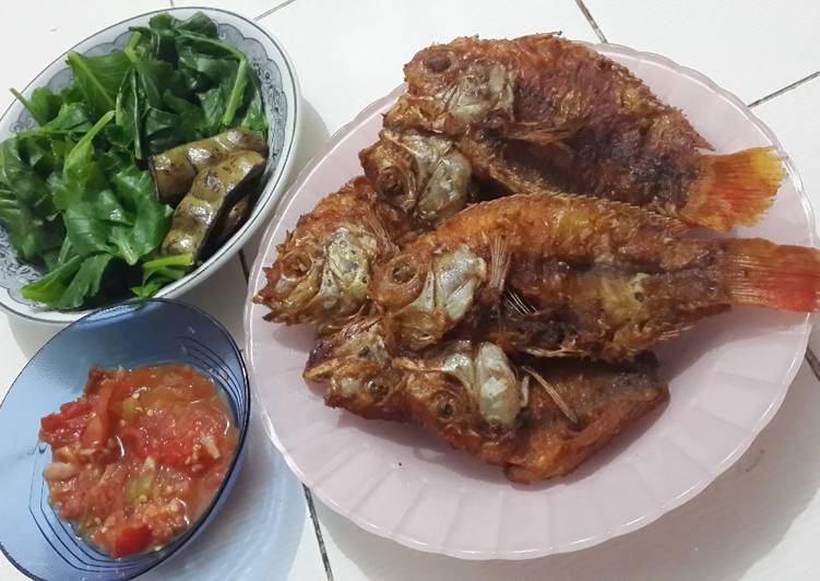 resep masakan Ikan Goreng Bumbu Kuning & Sambal Goang