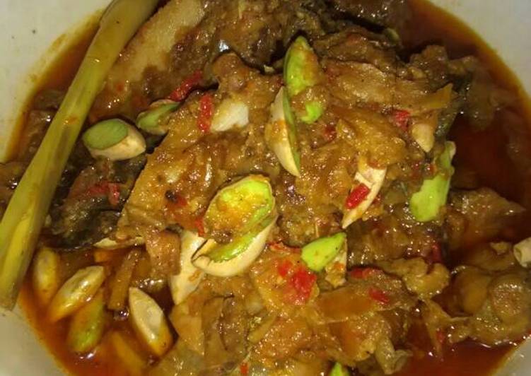 resep masakan Ikan Pari Asap Pete Pedas