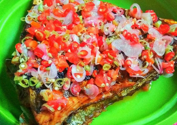 bahan dan cara membuat Ikan bakar sambal dabu dabu