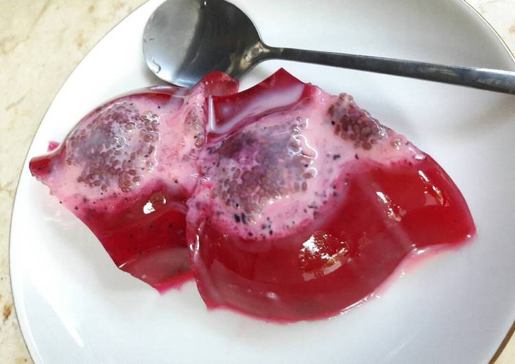 resep Fanta pudding with dragon fruit and chia seed