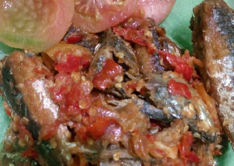 resep masakan Ikan keranjang sambal tomat pedas