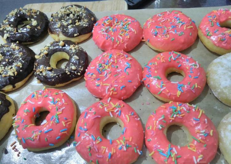 resep makanan Donat pink topping simple (Bulan Peduli kanker payudara)