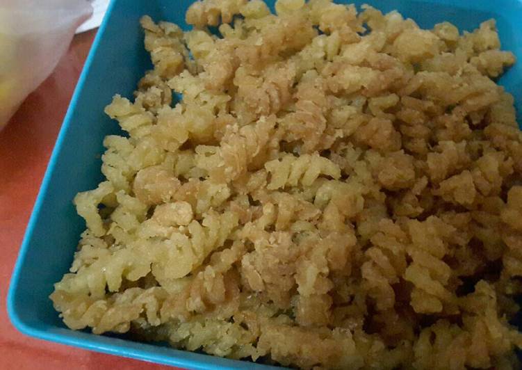 bahan dan cara membuat Snack Macaroni Goreng Asin