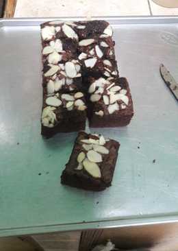 Brownis panggang almond toping