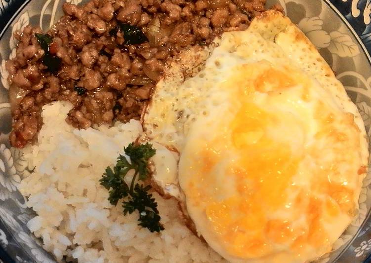 bahan dan cara membuat Thai Chicken Basil with Fried Egg- Kao Pad Gaprao Gai Kai Dao