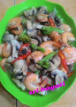 Jamur kancing dan udang tumis tiram