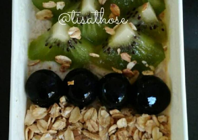 cara membuat Overnight oats with kiwi, local grape, and granola