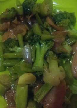 Oseng tumis buncis brokoli sosis saos tiram pedas. Simple bangetttt