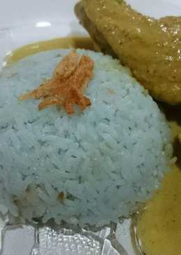 Ayam kare masak sederhana dimakan dengan Nasi biru bawang merah goreng