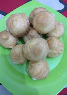 Pastry choux with creamy puffs