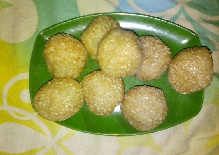 bahan dan cara membuat Onde~Onde Isi Kacang Ijo by: Erni Hartanti.Amd??????