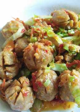 Bakso goreng sambal kubis