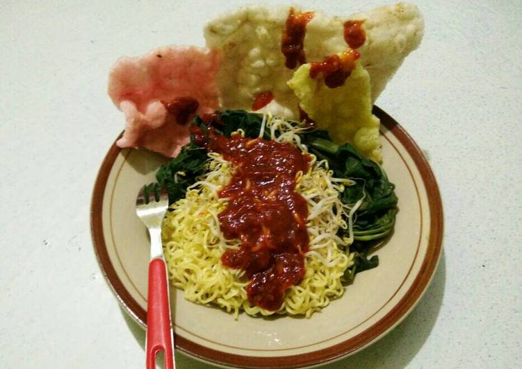 cara membuat Mie kangkung sambal terasi