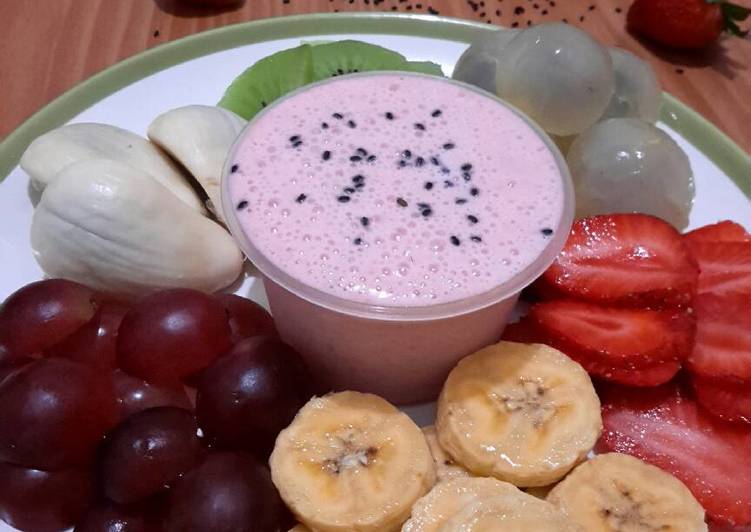 resep lengkap untuk Tropical Fruits Salad with Strawberry Yoghurt