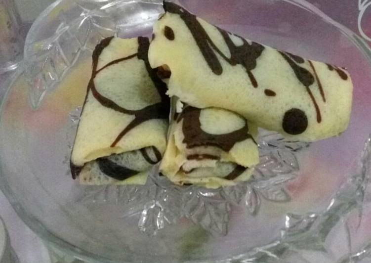 resep Dadar Gulung Motif isi Pisang Cokelat Keju