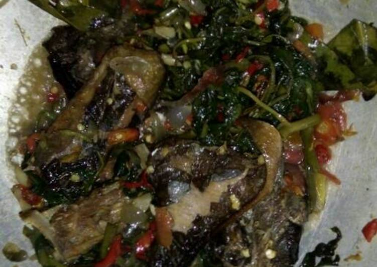 gambar untuk resep Oseng kangkung ikan pe/pari pedas mampus