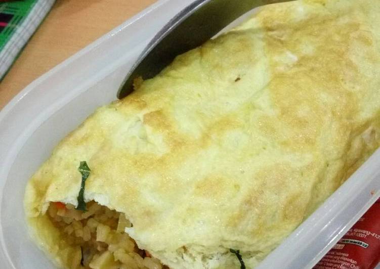 cara membuat Nasi goreng balut telur (omurice)