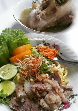 Mie kocok skengkel (tulang sapi)