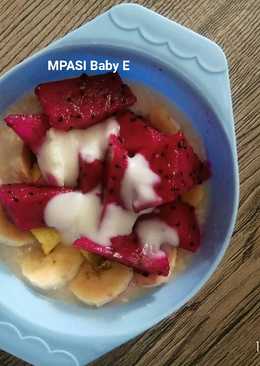 Oatmeal mix fruits with yogurt