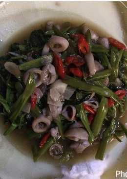 Tumis kangkung dan cumi saus tiram