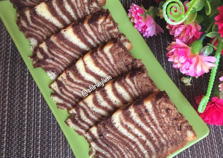 resep masakan Egg White Zebra Cake aka Kue Zebra Putih Telur