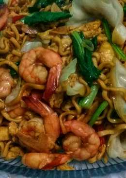 Oseng mie udang pedas