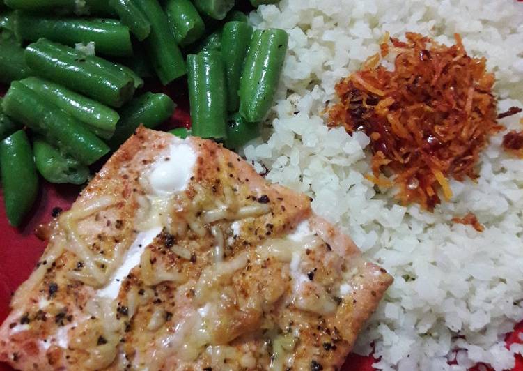 gambar untuk resep Broiled Salmon Lemon Pepper with Cauliflower Rice and Green Beans (low carb and keto friendly)