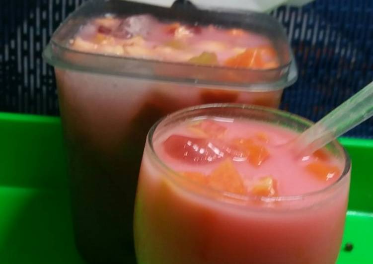 bahan dan cara membuat Es buah cocktail