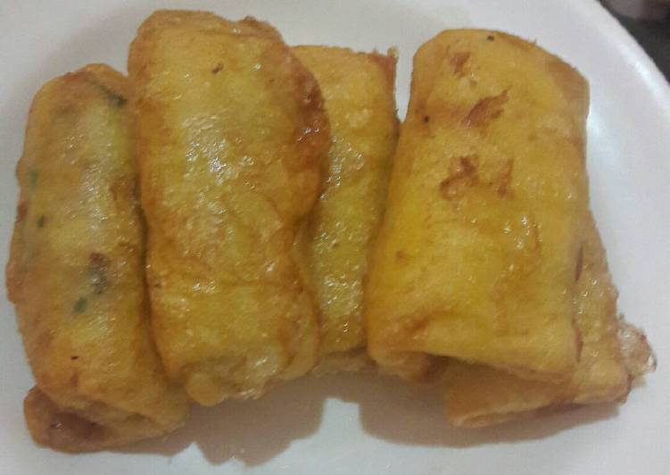 bahan dan cara membuat Lumpia Isi Telur Bawang Bombai