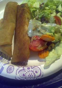 Lumpia hotdog dengan salad