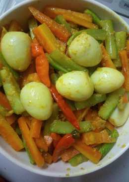 Acar kuning (wortel, timun, telur puyuh)