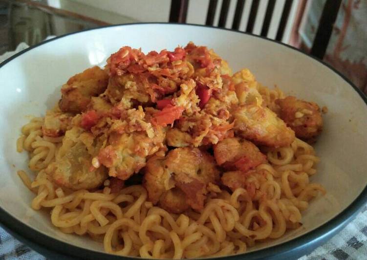 resep masakan Kreasi indomie ayam goreng tepung pedas