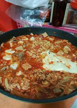 Korean Army Stew (Buddaejjiggae) ala rumah