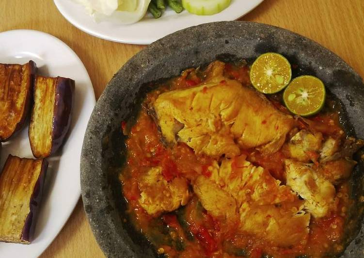 bahan dan cara membuat Ayam Penyet Sambal Terasi