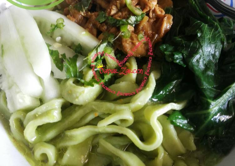 gambar untuk resep Mie Ayam Hulk / Mie hijau bayam