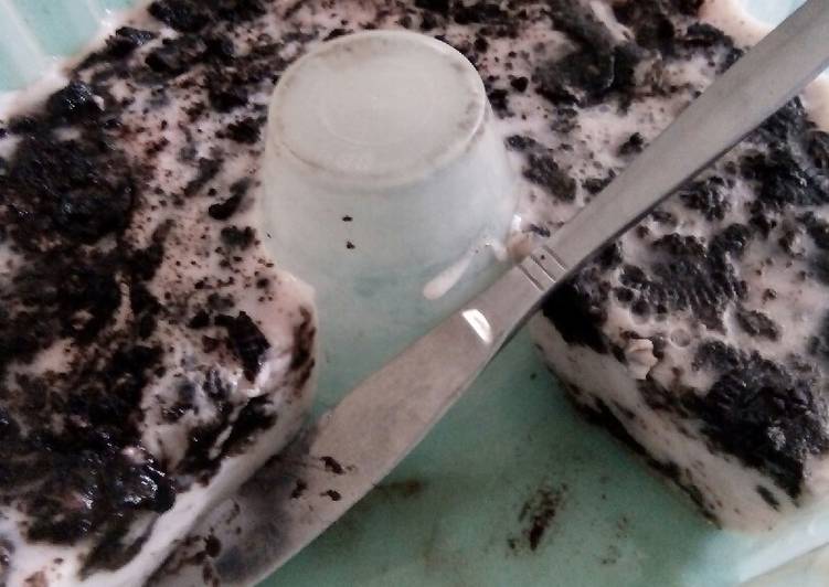 gambar untuk cara membuat Puding Stroberi Susu Oreo