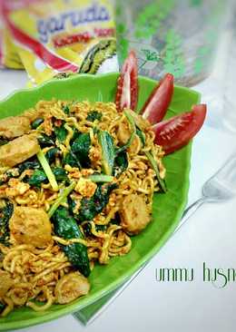 mie goreng kari plus bakso